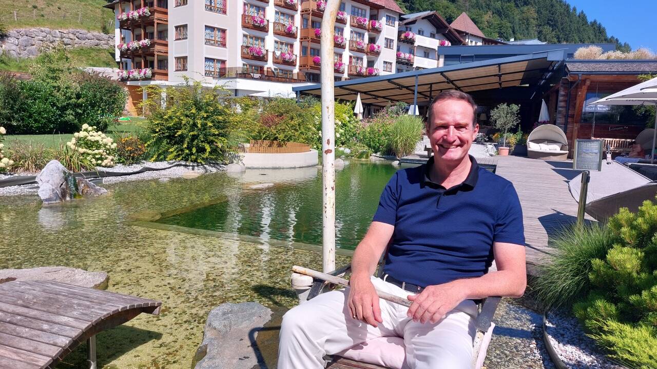 Georg Segl im Garten des Sportresorts Alpenblick in Zell am See. Georg Segl im Garten des Sportresorts Alpenblick in Zell am See.