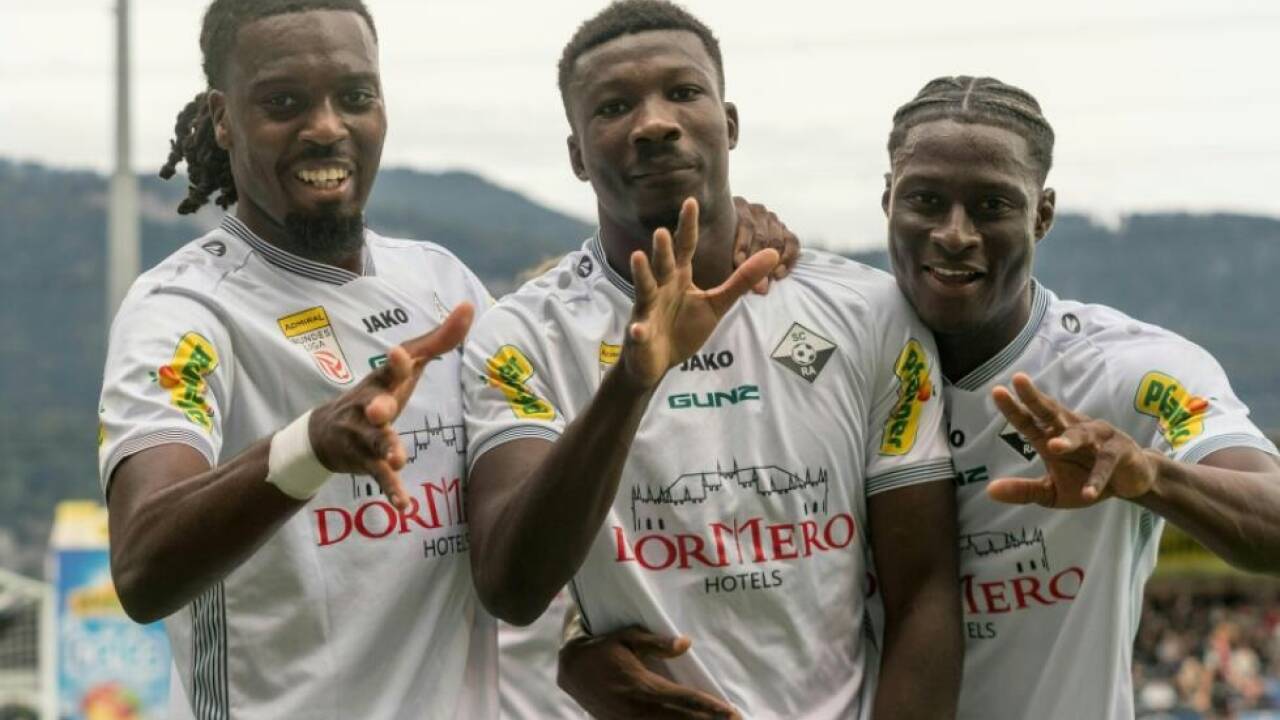 Torschütze Diawara jubelt mit Teamkollegen 