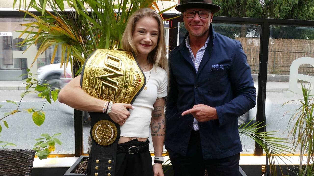 Stella Hemetsberger mit Trainer Roland Schwarz.  