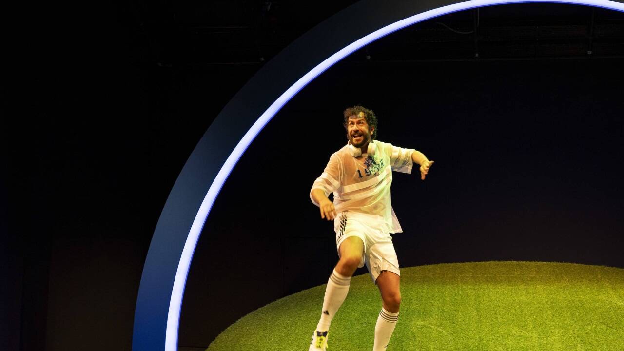 Ein absurder Spaß um Homophobie in der Fußballwelt zum Saisonauftakt im Schauspielhaus Salzburg: Markus Weitschacher als Sergio Ramos. 