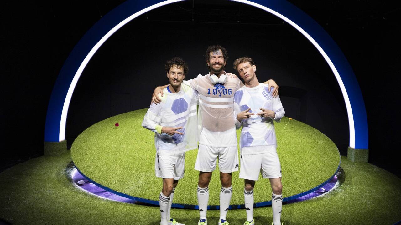 Ein absurder Spaß um Homophobie in der Fußballwelt zum Saisonauftakt im Schauspielhaus Salzburg. 