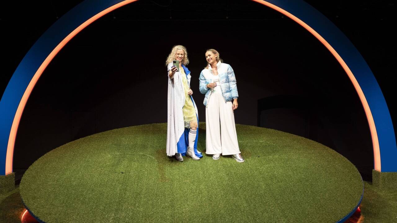 Ein absurder Spaß um Homophobie in der Fußballwelt zum Saisonauftakt im Schauspielhaus Salzburg: Christiane Wernecke und Karoline Brescher 