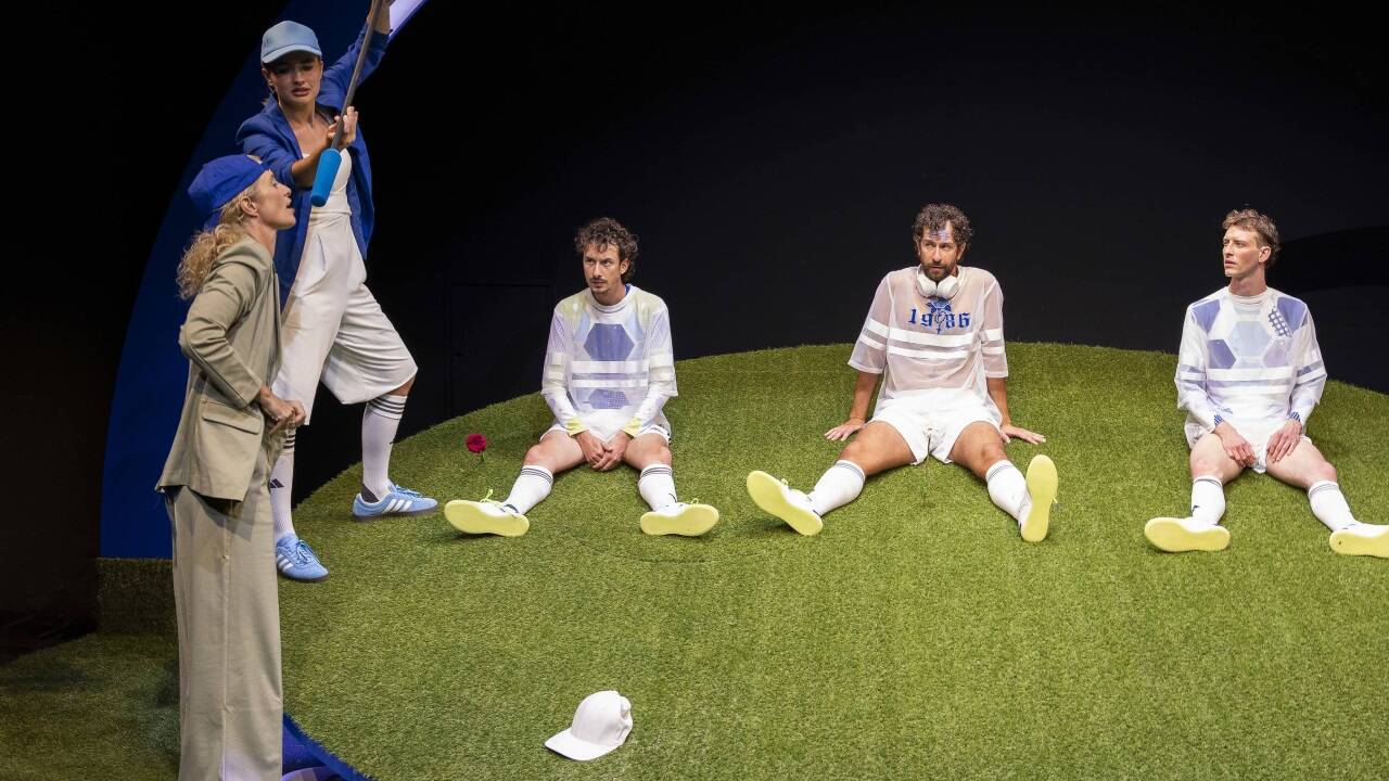 Ein absurder Spaß um Homophobie in der Fußballwelt zum Saisonauftakt im Schauspielhaus Salzburg. 