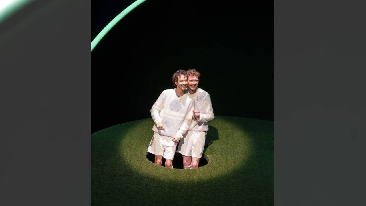 Ein absurder Spaß um Homophobie in der Fußballwelt: Olivier Günter und Ludwig Wendelin Weißenberger brillieren im Schauspielhaus Salzburg 