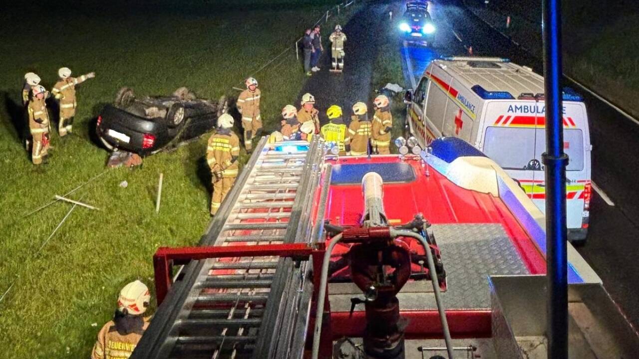 Das Rote Kreuz führte eine Erstversorgung durch und brachte die schwer verletzte Person ins Krankenhaus.  