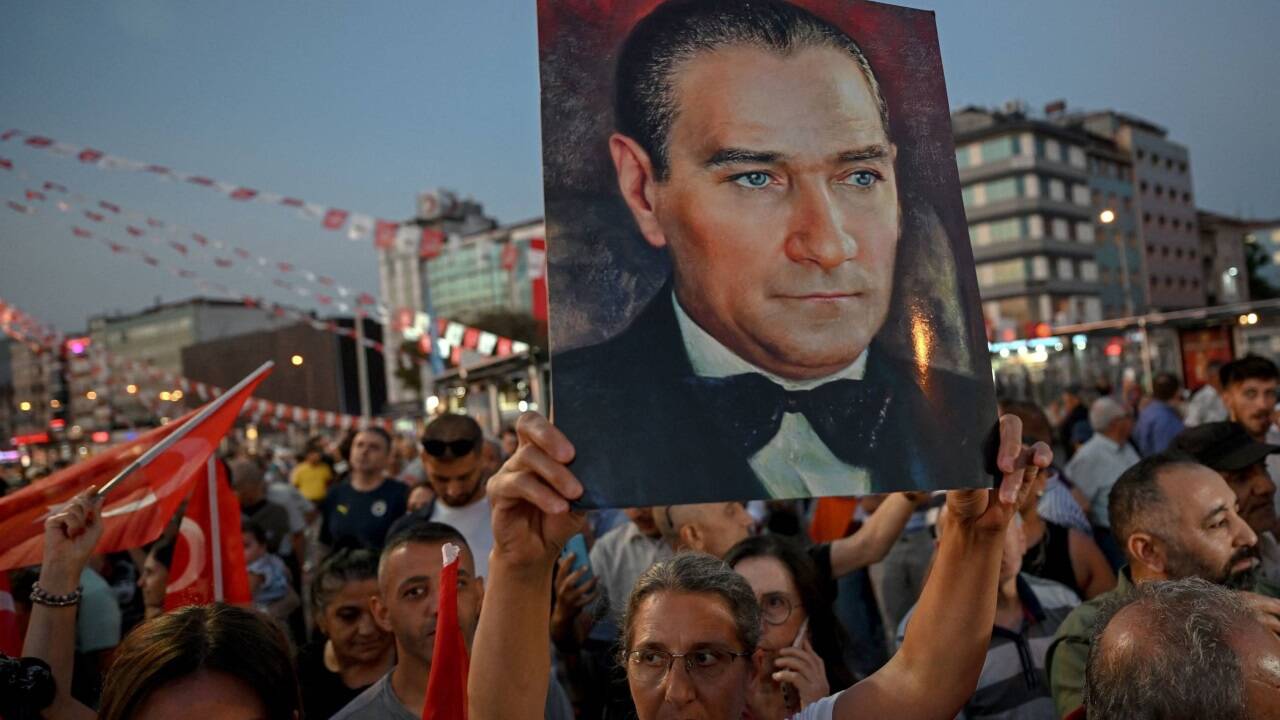 Mit einem Bildnis von Staatsgründer Mustafa Kemal Atatürk nahm diese Demonstrantin an Protesten für İmamoğlus Enthaftung teil. Mit einem Bildnis von Staatsgründer Mustafa Kemal Atatürk nahm diese Demonstrantin an Protesten für İmamoğlus Enthaftung teil.