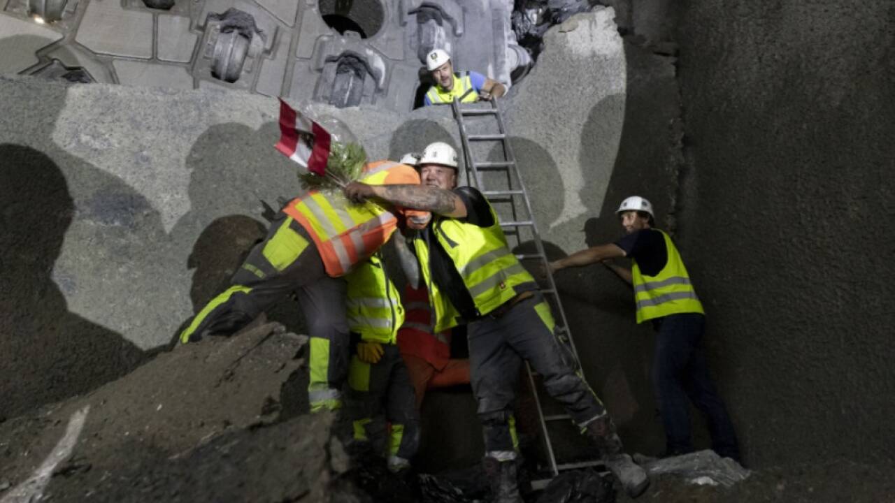 Feier unter Tage: Tunnelarbeiter freuten sich, als die Tunnelbohrmaschine Ida am 22. August 2025 in ihrem Ziel angelangt war. 