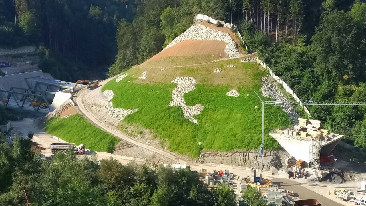 Nach Ferstigstellung des Bauloses Sillschlucht bei Innsbruck wird das Areal wieder begrünt. 