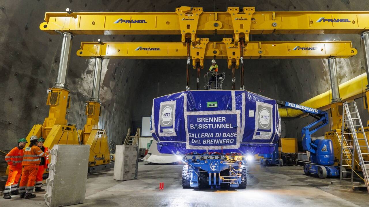 Transport des 264 Tonnen schweren Antriebs der Tunnelbohrmaschine. Für den ZUsammenbau der riesigen Geräte mussten im Berg eigene Kavernen geschlagen werden. 