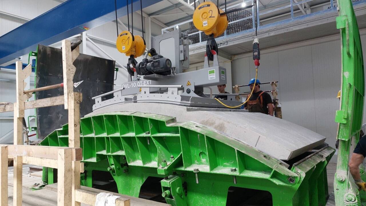 Direkt an der Baustellenfläche Ahrental wurden Tübbinge (Betonteils zur Tunnelauskleidung) hergestellt. Im Bild wird ein zehn Tonnen schwerer Tübbing mit Vakuumtechnik aus der Schalung gehoben. 