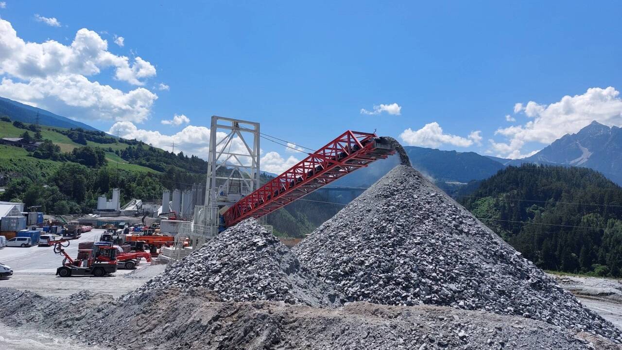 Das Abbruchmaterial wird mit Förderbändern an die Oberfläche transportiert (im Bild Ahrental). 