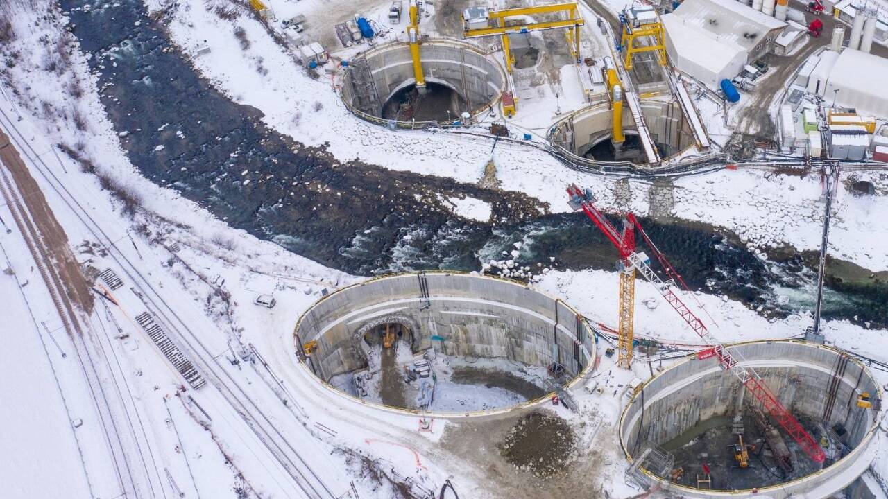 Auch die Unterquerung des Flusses Eisack bei Franzensfest war eine technische Meisterleistung. Damit die Tunnelröhre gebohrt werden konnte, wurde das Flussbett vereist (Bild aus dem März 2021). 