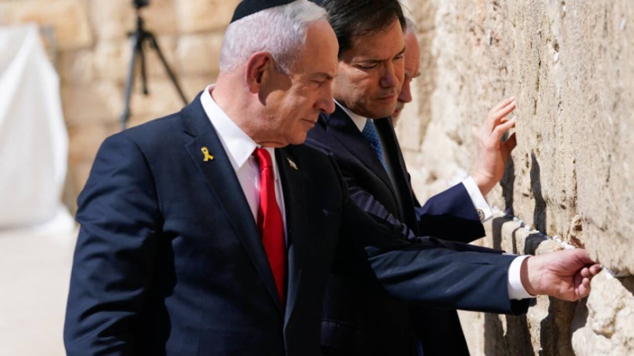 Netanyahu und Rubio steckten Zettel in die Spalten der Klagemauer 