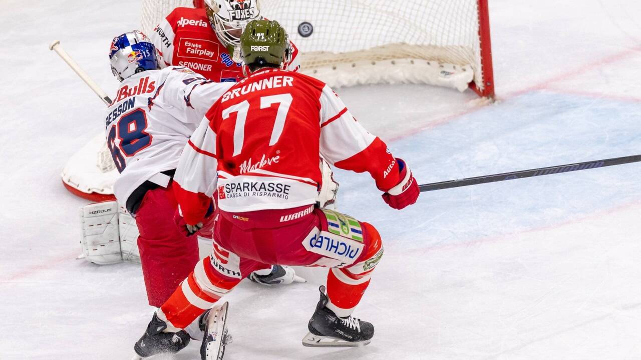 Erste Chance, erstes Tor: Adrian Gesson (Mi.) traf für Salzburg. Erste Chance, erstes Tor: Adrian Gesson (Mi.) traf für Salzburg.