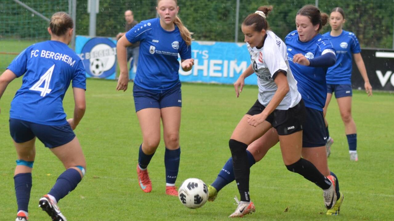 Sarah Eder (SG Tennengau) mit wenig Spielraum.  