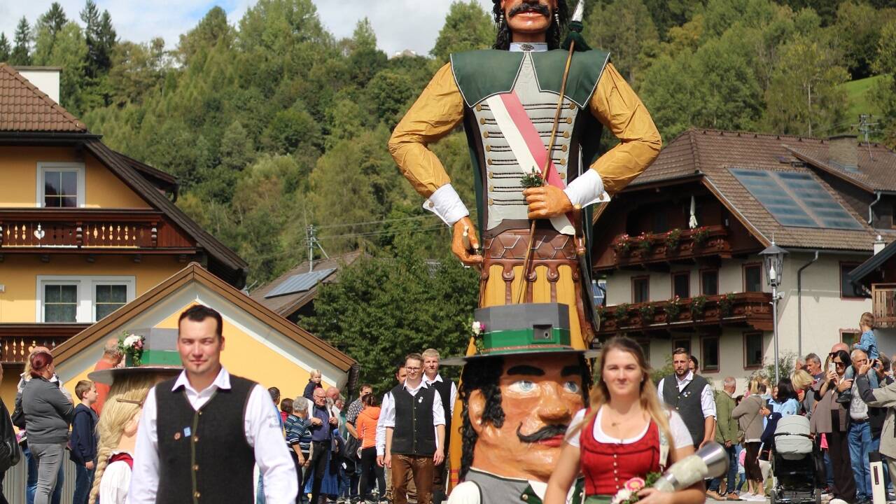 Riesen-marschierten-in-zwei-Lungauer-Gemeinden-auf