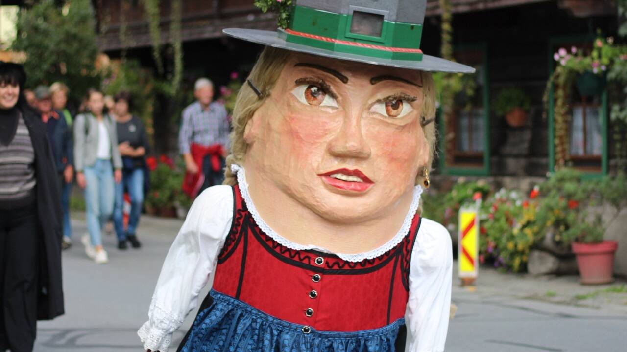 In Wölting kamen Samson-Fans auf ihre Kosten. Der Riese kam in Begleitung seiner Zwergenfiguren. 
