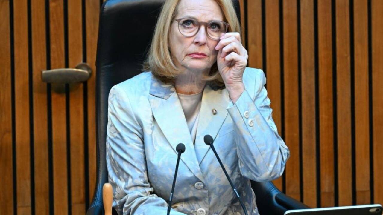 Bures verteidigt die Sparmaßnahmen der Regierung 