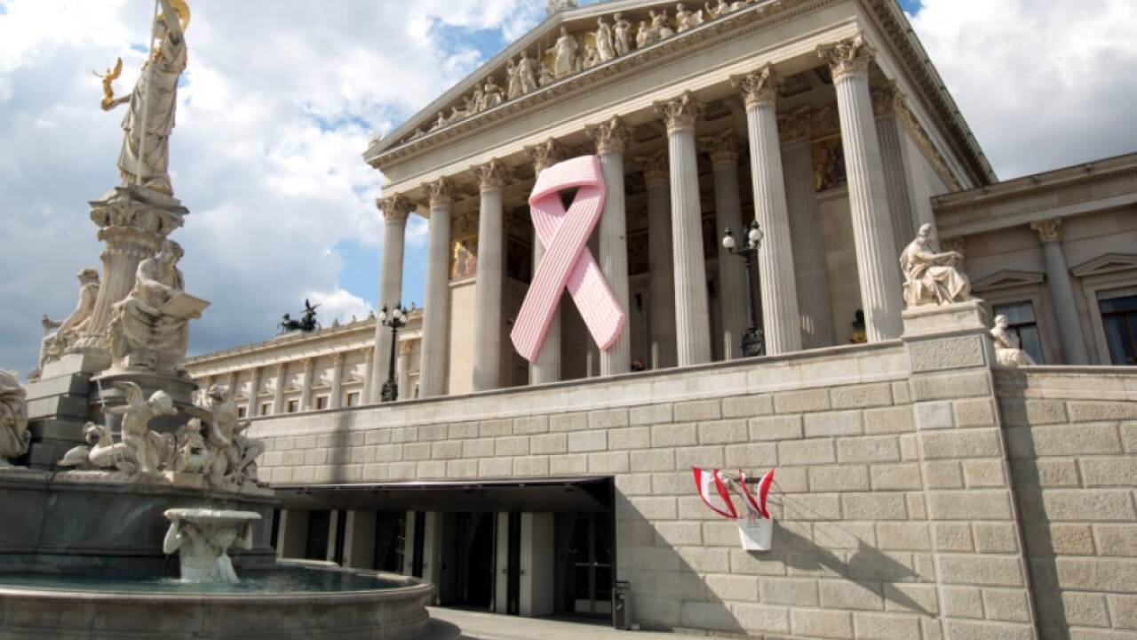 Rosa Schleife ziert im Oktober Gebäude wie hier das Parlament 