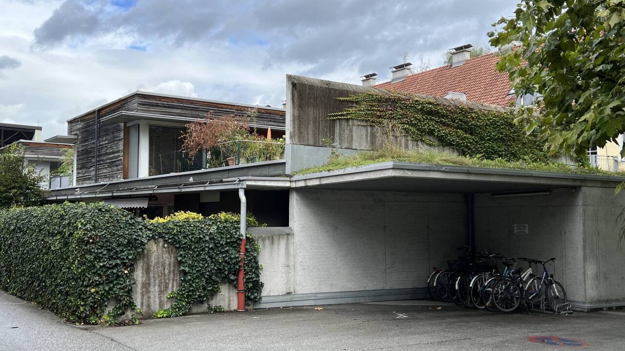 Carports, wie hier in Salzburg-Parsch verbrauchen viel Platz: Bauträger, die deshalb in eine Tiefgarage investieren, bekommen zum Ausgleich mehr Wohnfläche zugestanden. Das Thema polarisiert.  