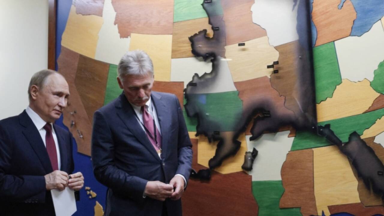 Präsident Putin und sein Sprecher Peskow (rechts) 