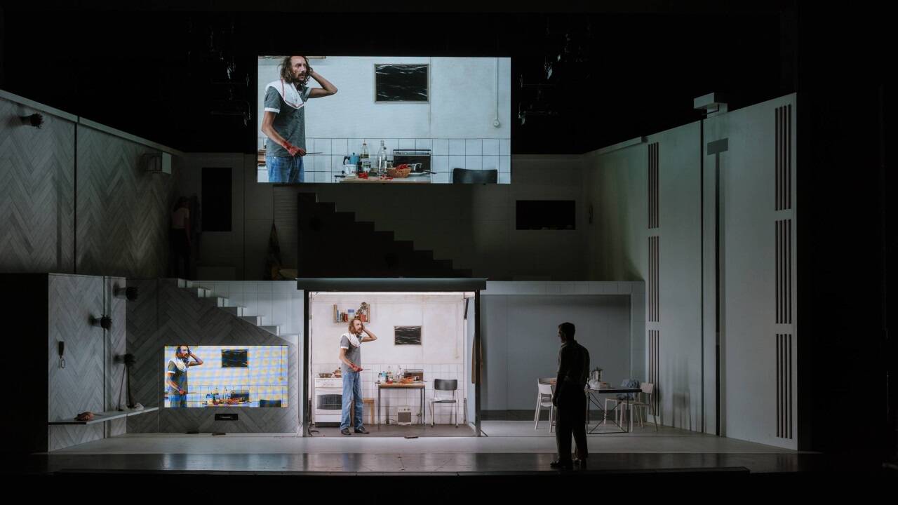 Bilder zur Bühnenfassung von „Caché“ am Volkstheater. 