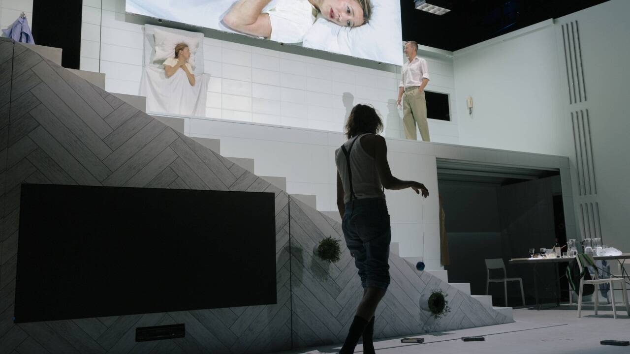Bilder zur Bühnenfassung von „Caché“ am Volkstheater. 