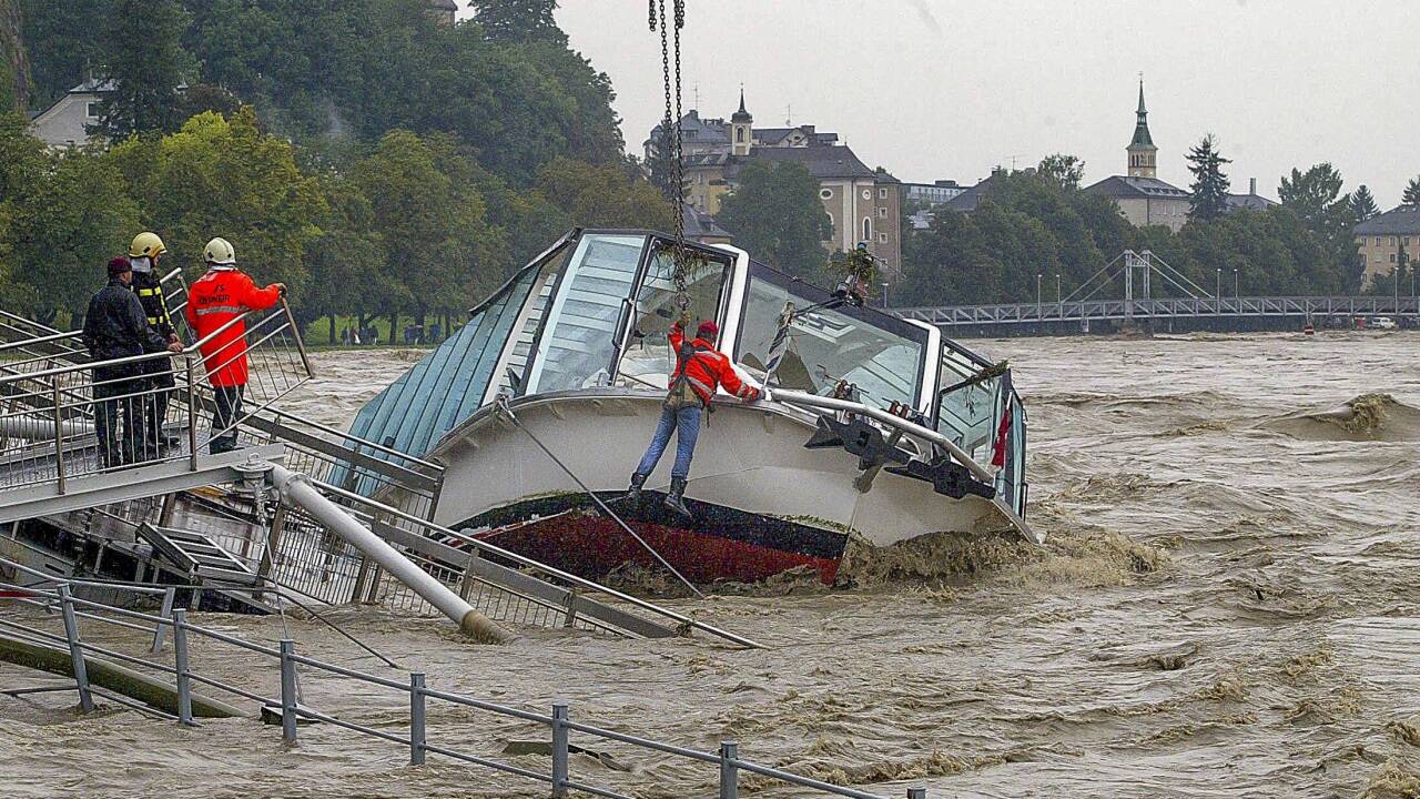 Der 12. August 2002: Die Salzach riss die Amadeus samt Anlegestelle mit. Viele weitere Hochwassereinsätze in Salzburg folgten in 30 Jahren Bildberichterstattung. 