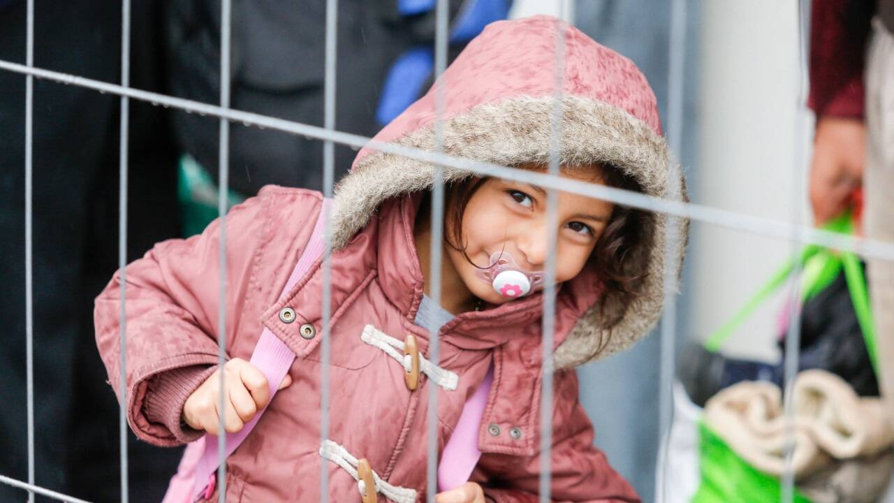 2015 – die Flüchtlingswelle: Dieses Foto entstand am 20. November im Notquartier der früheren Autobahnmeisterei in Liefering. Die Weltpolitik und das Lächeln eines Kindes auf einem Bild. 