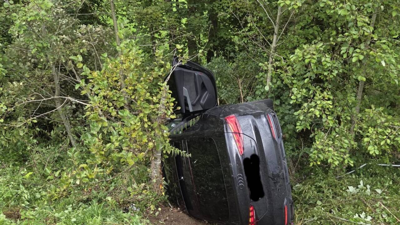 Das Auto kam von der Fahrbahn ab und überschlug sich, ehe es in einem Graben bzw. unmittelbar vor einem Bach liegen blieb.  