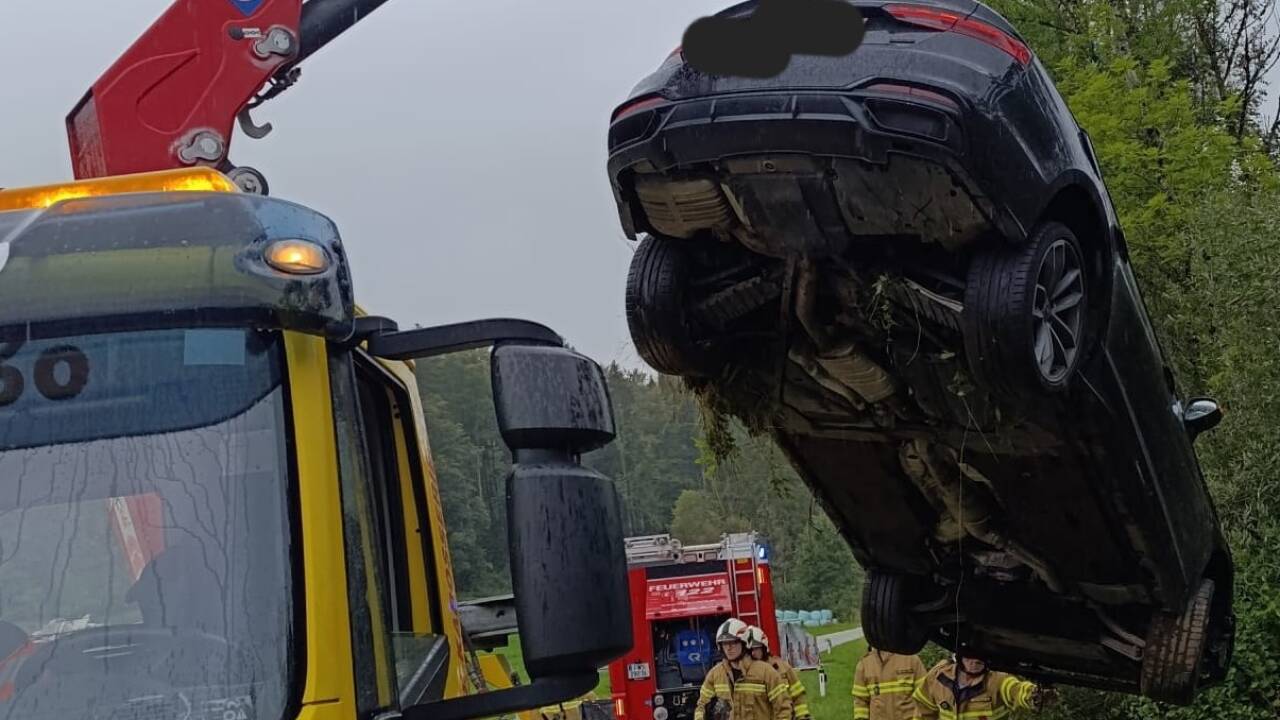 Die Feuerwehr Plainfeld stand mit drei Fahrzeugen im Einsatz; das Unfallwrack wurde vom Abschleppdienst aus dem Graben gehoben.  