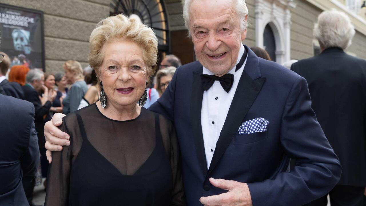 Harald Serafin mit Gattin Ingeborg am Weg zur Premiere von Giuseppe Verdis 'Falstaff' im Rahmen der Salzburger Festspiele 2023.  