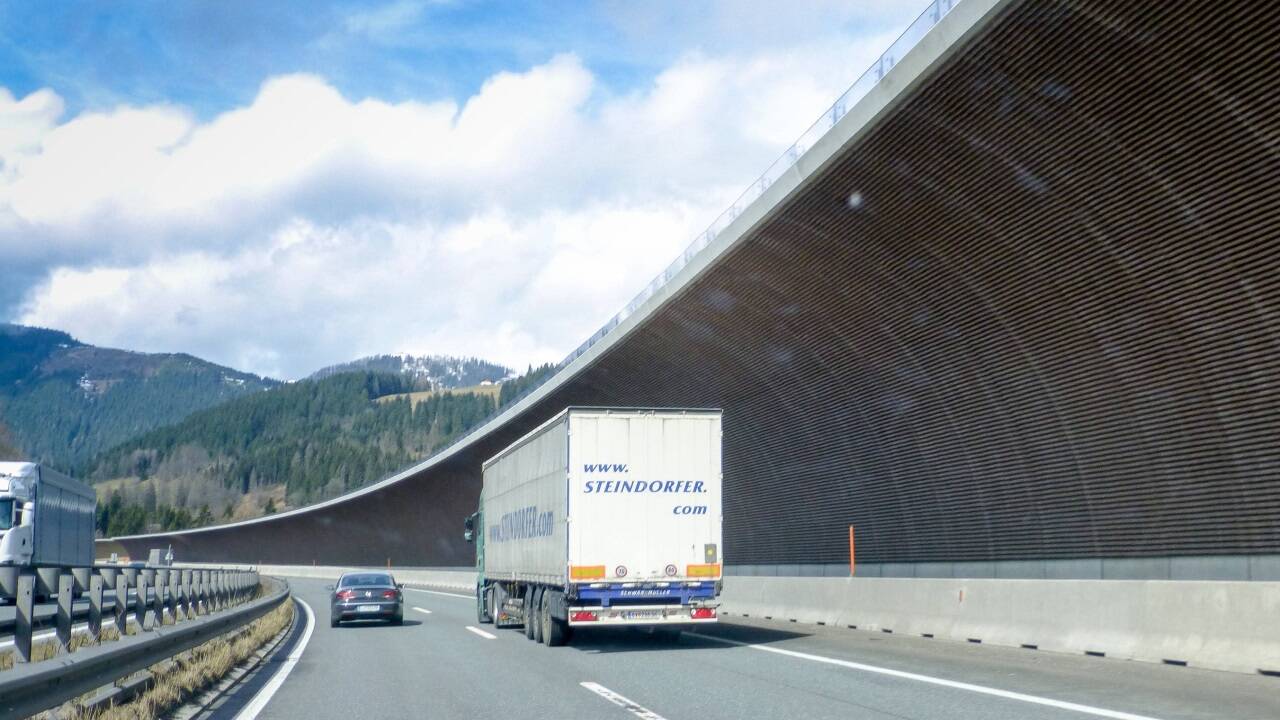Zwischen der Einhausung Eben (Bild) und der Anschlussstelle Flachau wird die Tauernautobahn generalerneuert. Zwischen der Einhausung Eben (Bild) und der Anschlussstelle Flachau wird die Tauernautobahn generalerneuert.