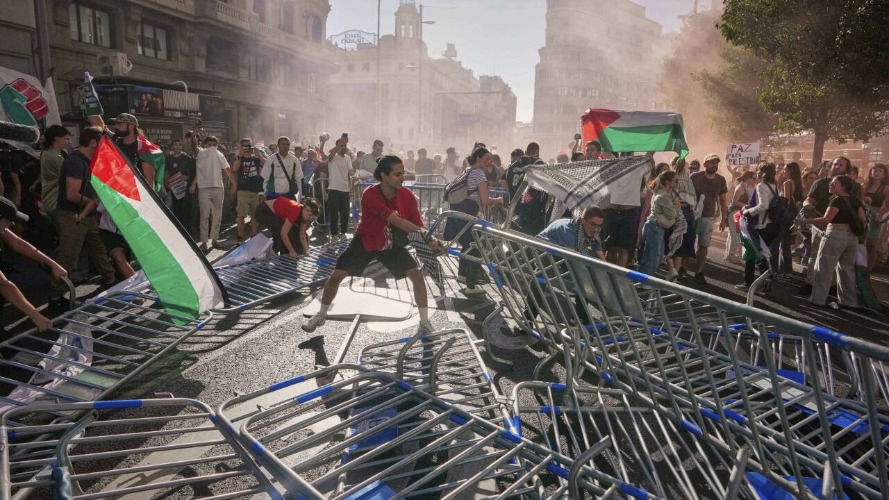 Die Demonstranten überrannten den Zielbereich in Madrid. Die Demonstranten überrannten den Zielbereich in Madrid.