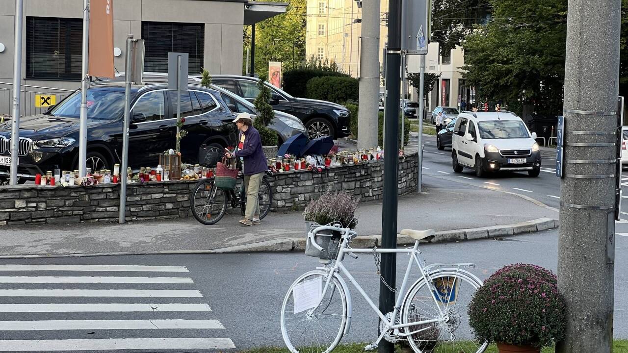 Ein weiß lackiertes „Ghostbike“ steht seit Samstag an der Eder-Kreuzung und erinnert an den tödlichen Radunfall.  