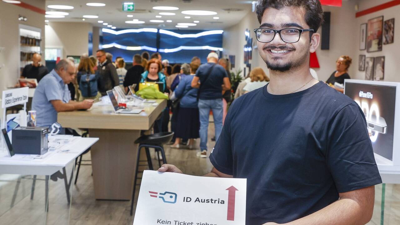 Geduld war beim ID-Austria-Servicetag im A1-Shop im Europark gefragt. Lehrling Harman empfing die Rat Suchenden mit einem freundlichen Lächeln. Geduld war beim ID-Austria-Servicetag im A1-Shop im Europark gefragt. Lehrling Harman empfing die Rat Suchenden mit einem freundlichen Lächeln.