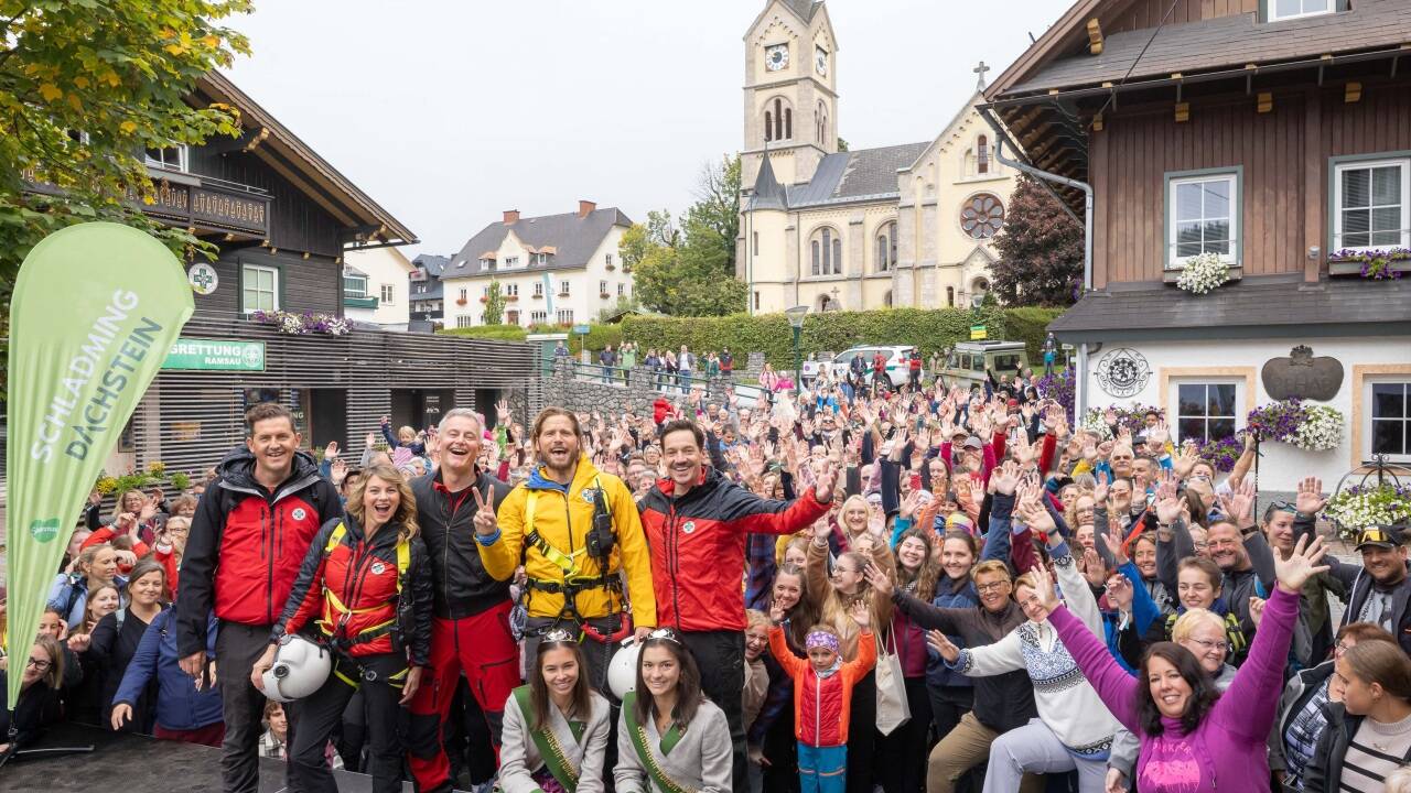 Rund 400 Fans kamen kürzlich nach Ramsau, um Stars ihrer Lieblingsserie „Die Bergretter“ wie Luise Bähr, Robert Lohr und Sebastian Ströbel (vorn 2., 3. und 4. von links) hautnah zu erleben. Rund 400 Fans kamen kürzlich nach Ramsau, um Stars ihrer Lieblingsserie „Die Bergretter“ wie Luise Bähr, Robert Lohr und Sebastian Ströbel (vorn 2., 3. und 4. von links) hautnah zu erleben.