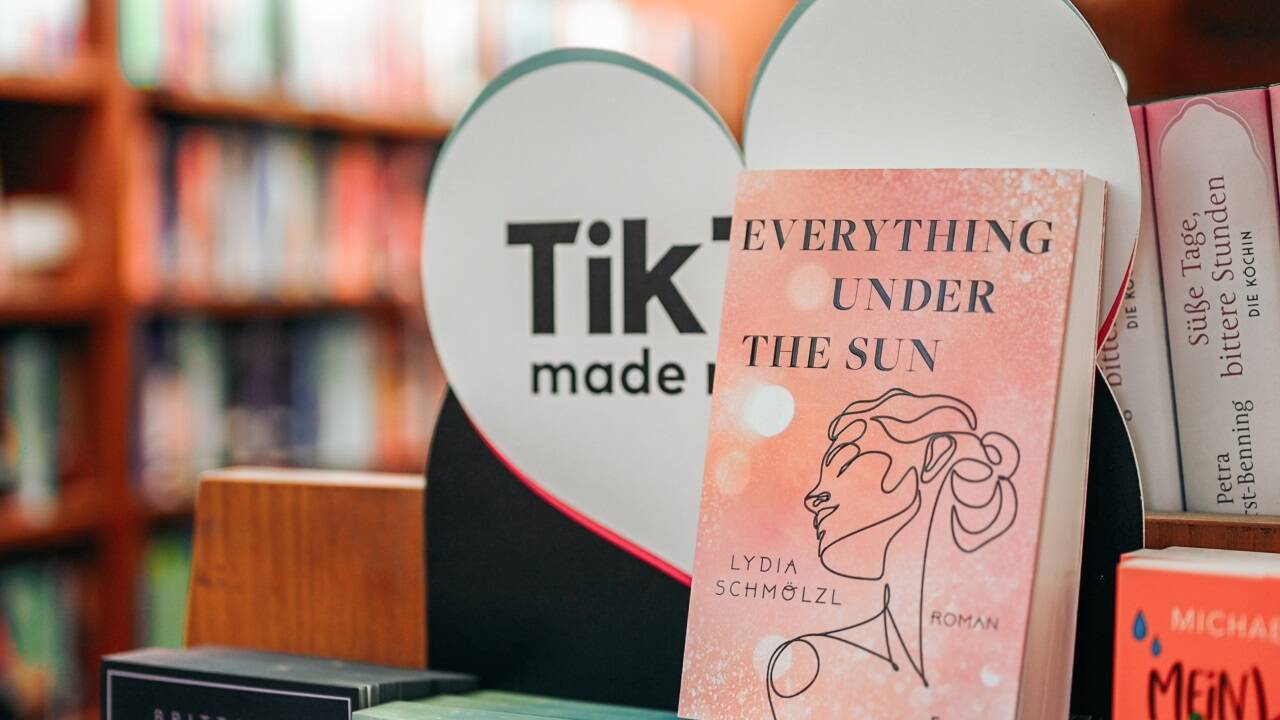 Verkaufstische wie diese gibt es in vielen Buchläden. Die Bücher fallen auch durch ihre Optik auf. 