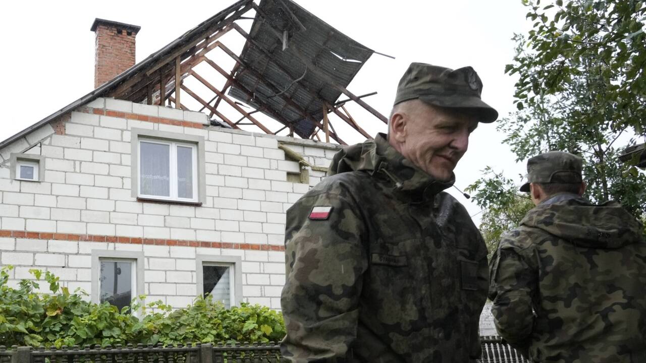 Polnische Soldaten beim Lokalaugenschein eines durch russische Drohnen in Wyryki beschädigten Hauses. 