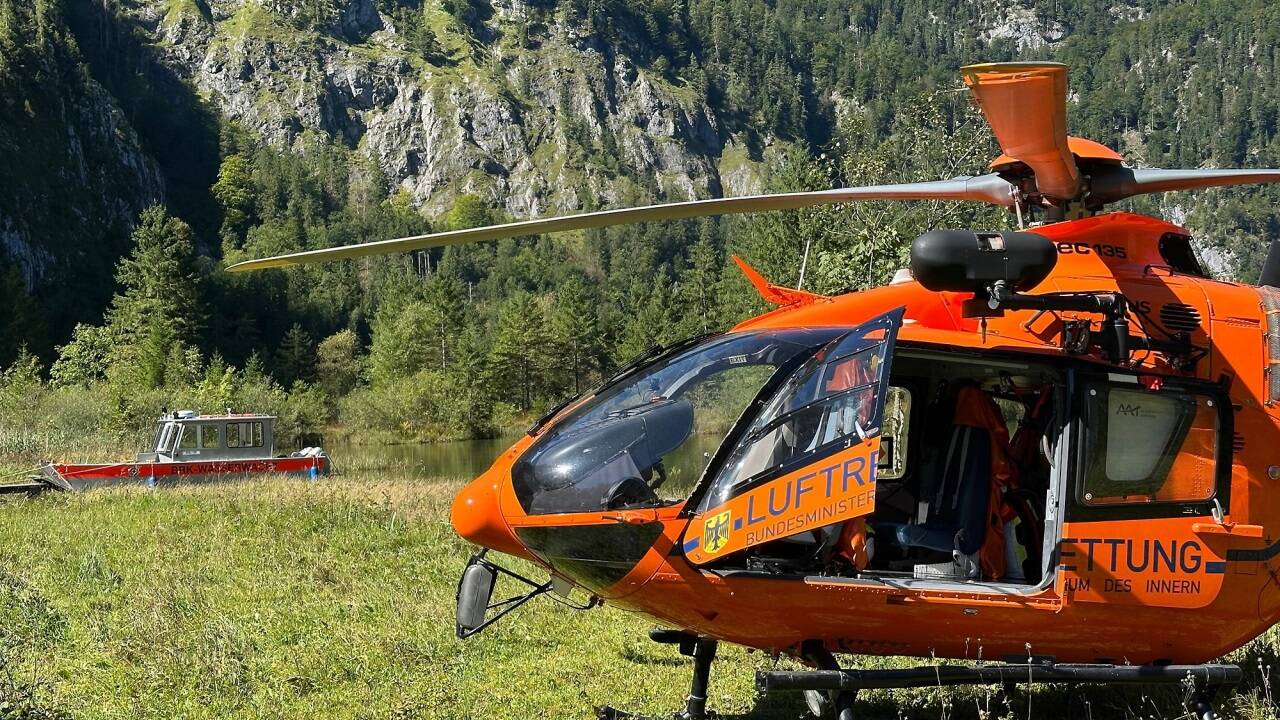 Der Verletzte wurde nach der Erstversorgung mit einem Rettungshubschrauber in die Kreisklinik Bad Reichenhall eingeliefert. 
