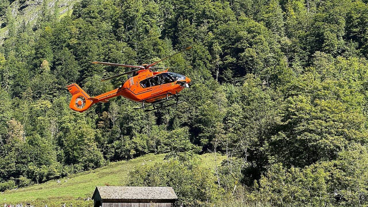 Der Verletzte wurde nach der Erstversorgung mit einem Rettungshubschrauber in die Kreisklinik Bad Reichenhall eingeliefert. 