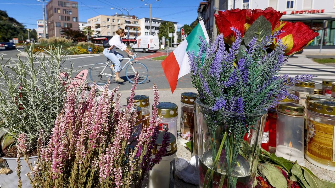 Kerzen und Blumen erinnern an die verstorbene 23-Jährige. 