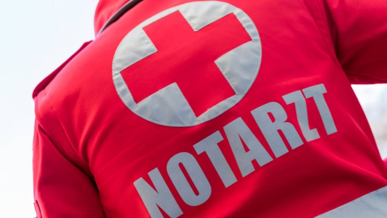 Das Rote Kreuz brachte den Leichtverletzten ins Krankenhaus Schwarzach.  