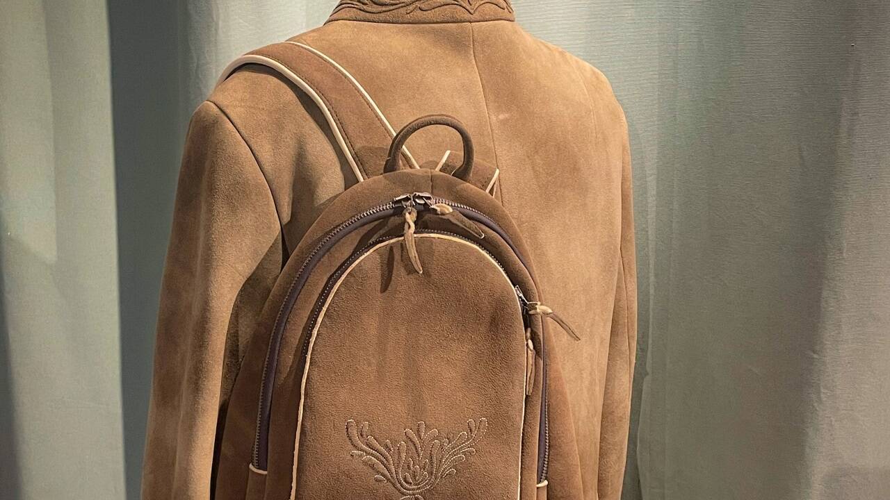 Gert Pucher fertigt auch Jacken, Taschen , Rucksäcke, Geldbörsen und Gürtel... doch zu rund 90 Prozent sind es Lederhosen. 
