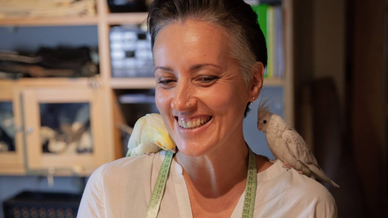 Die tierliebende Gerti Pucher, am Schoß sitzt ihre Hündin Bella. 