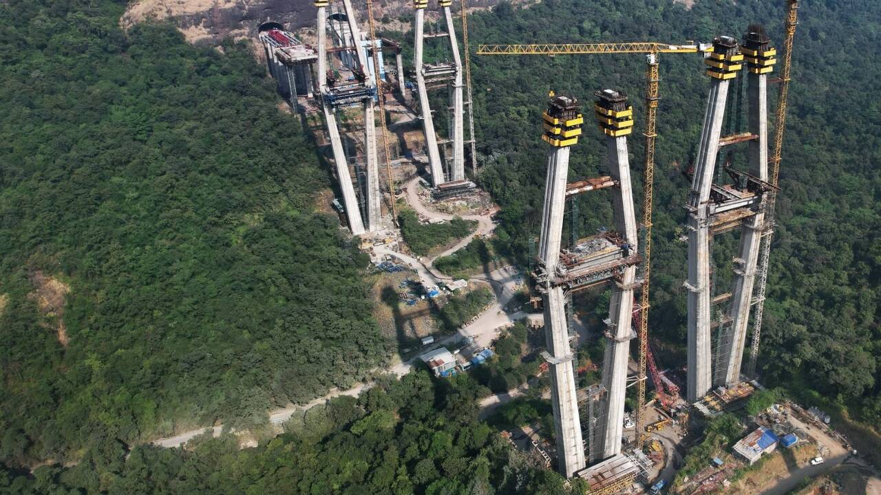 Die Luftaufnahme zeigt die Herausforderungen beim Bau der 182 Meter hohen Pylonen. 