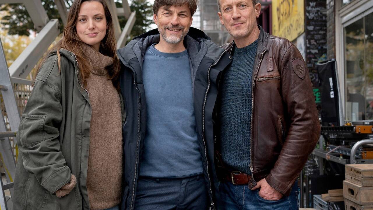 Fotos von den Dreharbeiten für die neue NDR „Tatort“-Doppelfolge „Ein guter Tag/Schwarzer Schnee“. Im Bild: Gaite Jansen, Regisseur Hans Steinbichler und Wotan Wilke Möhring.  