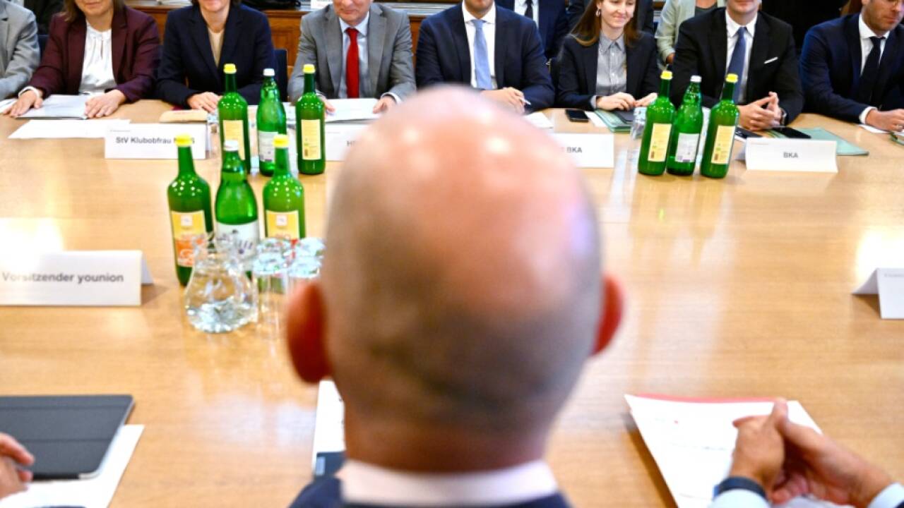 Beamte und Regierung starten Verhandlungen 