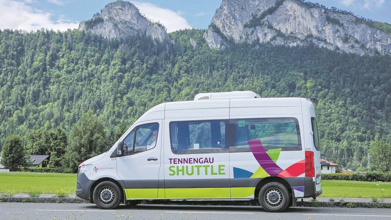 Einer der mittlerweile drei Rufbusse vor der Kulisse der Barmsteine. 