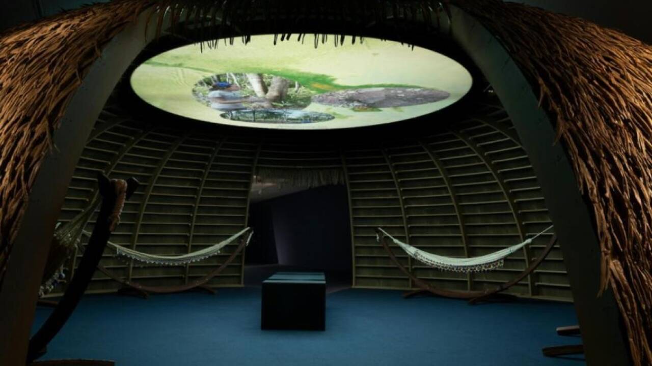 Horizonterweiternde-H-ngematte-Tabita-Rezaire-im-Weltmuseum
